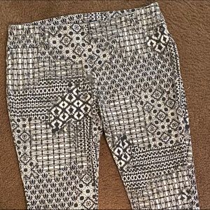 Black and white design capris